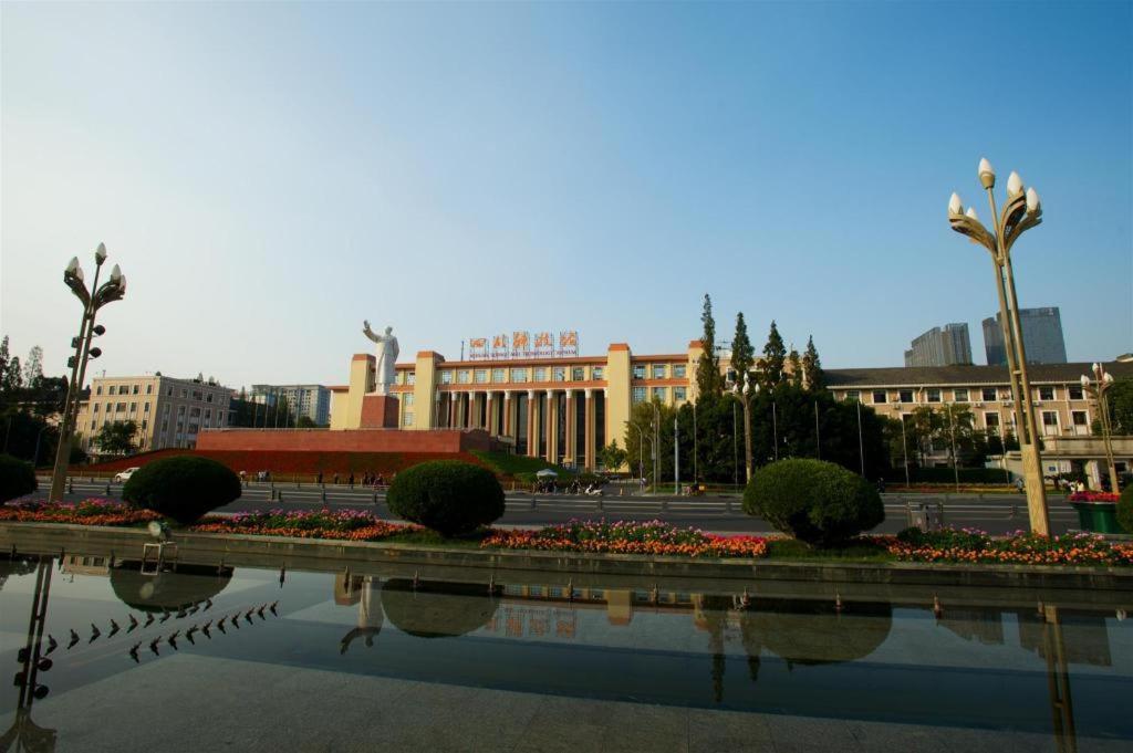 Отель Ibis Chengdu Chunxi Road Shudu Mansion Экстерьер фото